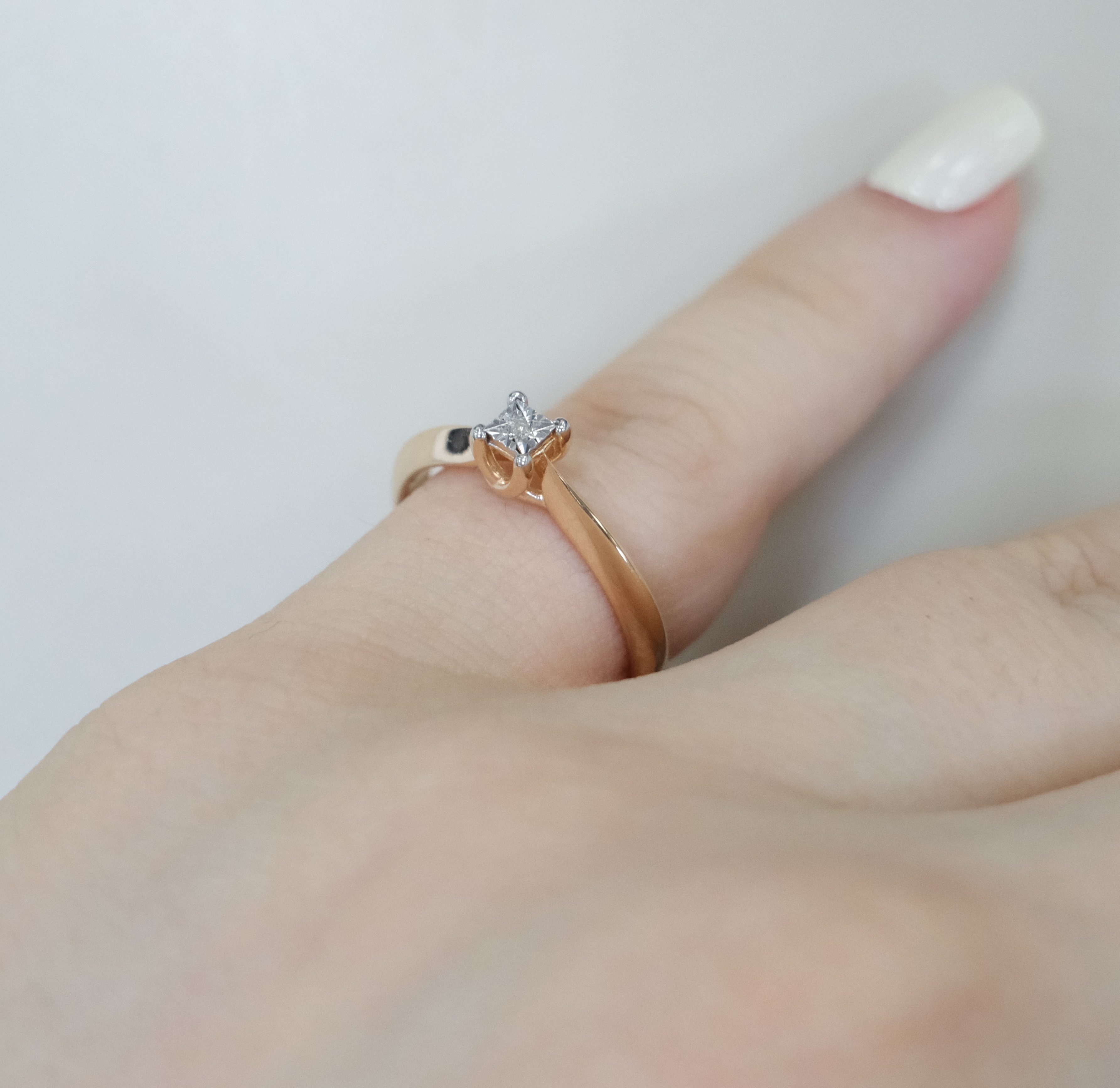 Серебряное кольцо с бриллиантом